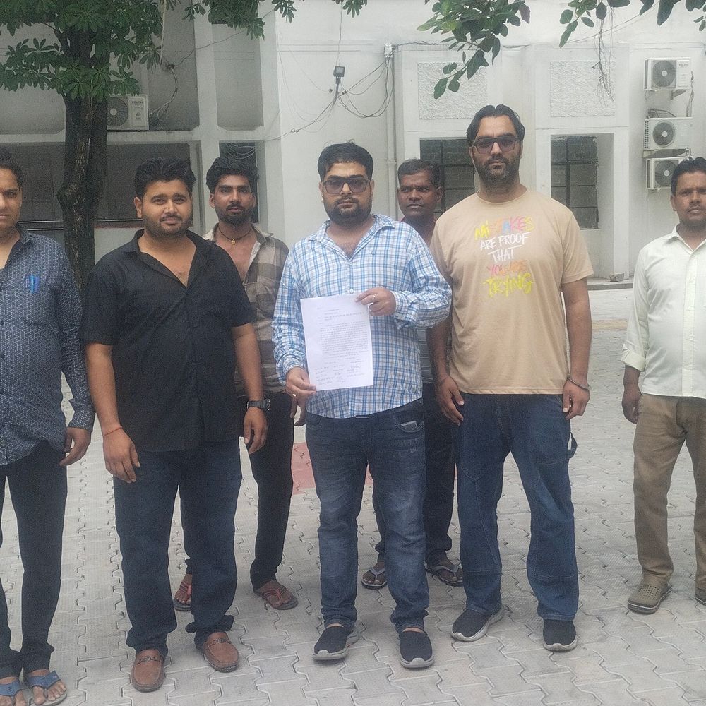 देवगढ़ ओवरब्रिज सर्विस मार्ग चौड़ीकरण की मांग:सड़क पर अतिक्रमण से आवागमन बाधित, लोगों ने ज्ञापन सौंपा