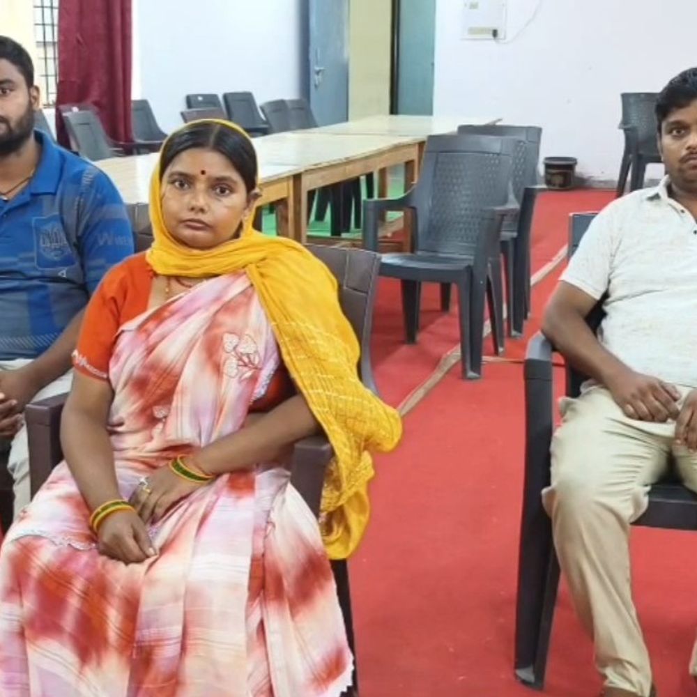 जिंदा पोते का डेथ सर्टिफिकेट या मृत बच्चे का आधार:महोबा में बेशकीमती जमीन को लेकर दादा-दादी और बहू आमने-सामने, SDM ने टीम गठित की