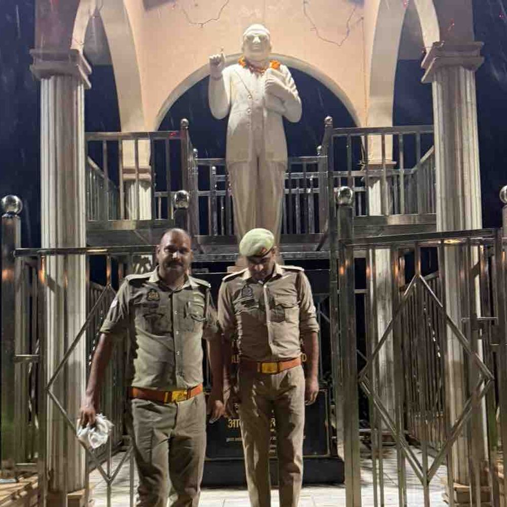 अंबेडकर प्रतिमा खंडित होने के बाद पुलिस ने बढ़ाई सुरक्षा:झमाझम बारिश में भी दो सिपाही रातभर रहे तैनात, शरारती तत्वों पर नजर