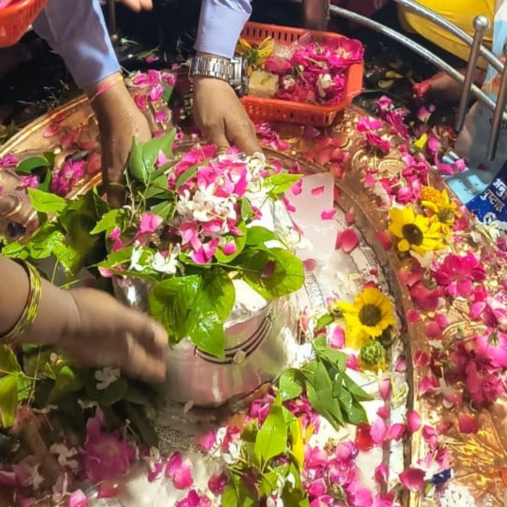 लखनऊ के बुद्धेश्वर महादेव मंदिर में उमड़ी श्रद्धालुओं की भीड़:शिवलिंग का जलाभिषेक कर भक्तों ने नाग देवता की पूजा की