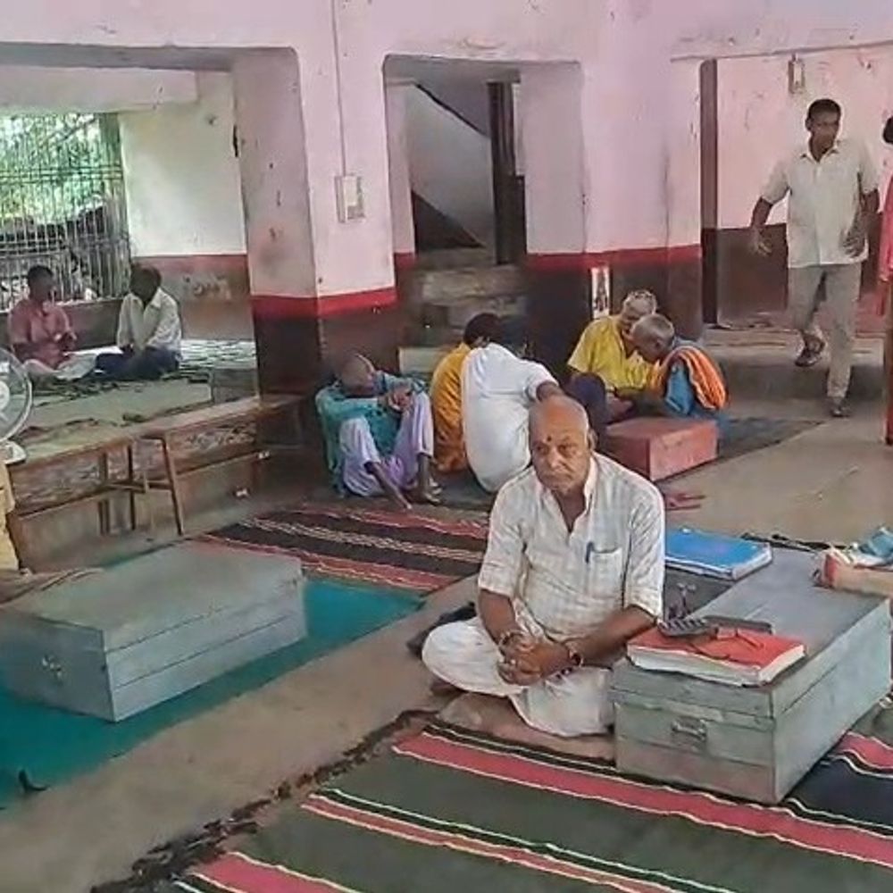 पेपरलेस रजिस्ट्री के विरोध में डॉक्यूमेंट राइटर की हड़ताल:जमुई में रजिस्ट्री कचहरी का कामकाज ठप, आंदोलन जारी रखने का ऐलान