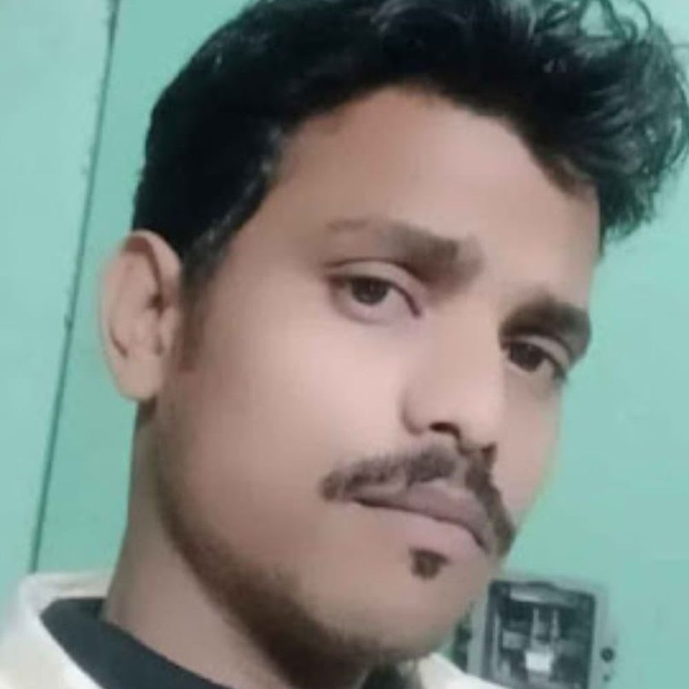 
                 नीमच में पोल से गिरे आउटसोर्स कर्मचारी की मौत:परिजनों ने शव रखकर किया चक्काजाम, मुआवजे और FIR की मांग, आश्वासन पर माने 
            