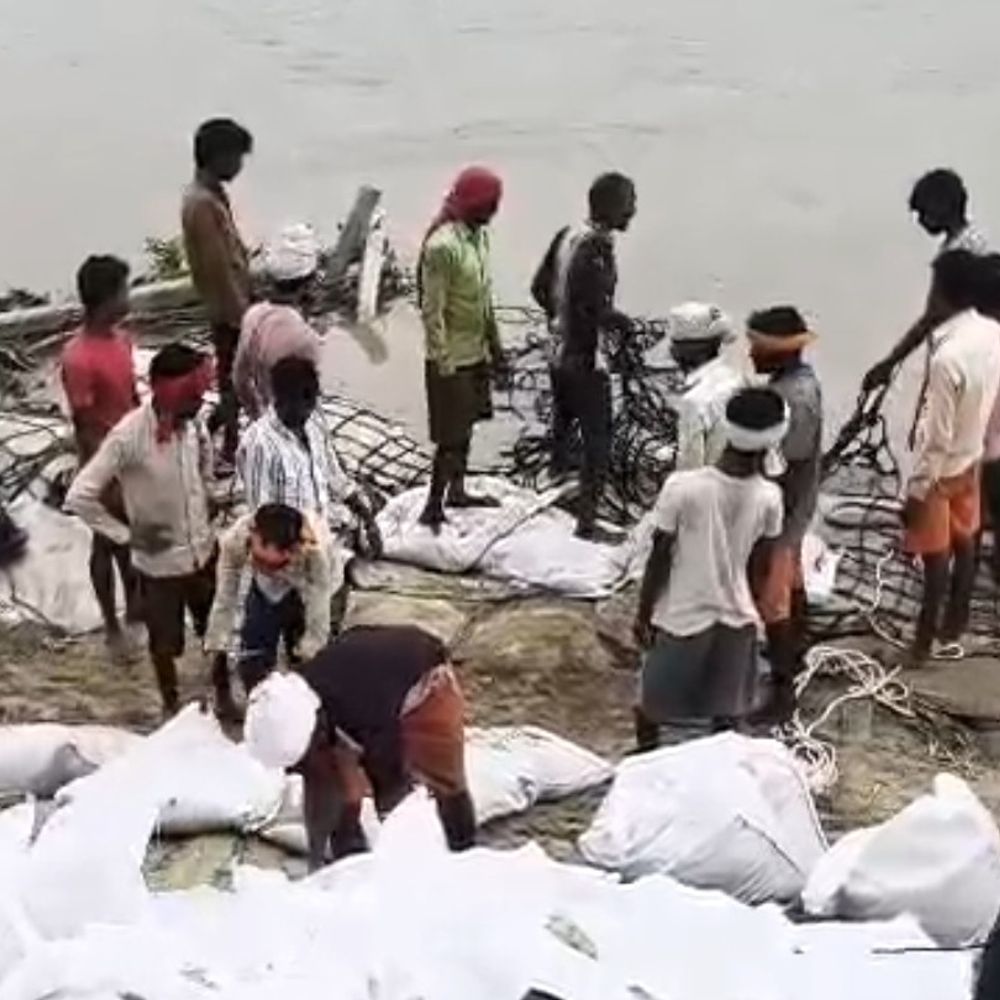 सरयू का जलस्तर खतरे के निशान से 18 सेमी ऊपर:तटवर्ती गांवों में बढ़ा कटान का खतरा, कई मकान जद में आए