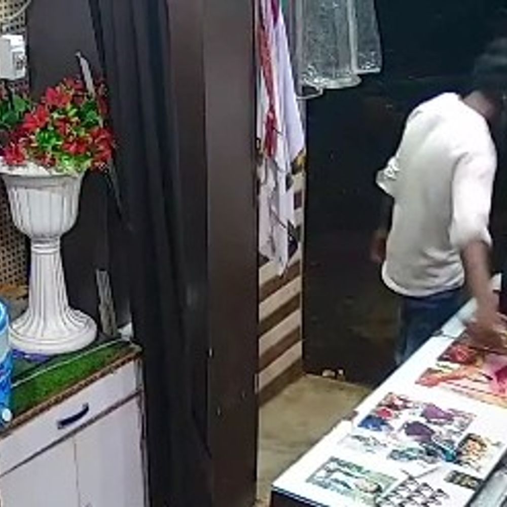 उन्नाव में स्टूडियो से मोबाइल चोरी, CCTV:शातिर चोर की करतूत कैद, पुलिस तलाश में जुटी