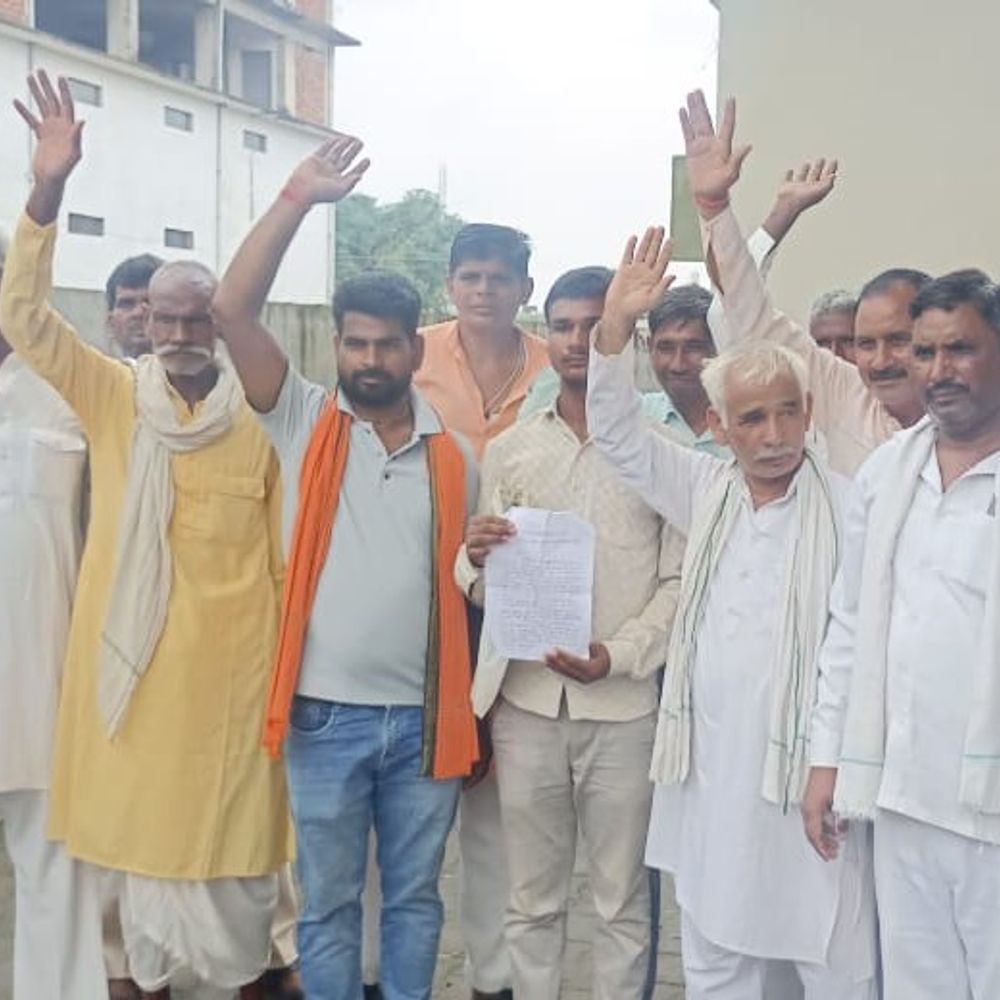 सम्भल में मकान-जमीन पर कब्जे का आरोप:ग्रामीणों ने सीओ कार्यालय पर प्रदर्शन कर पवन यादव के लिए मांगा न्याय