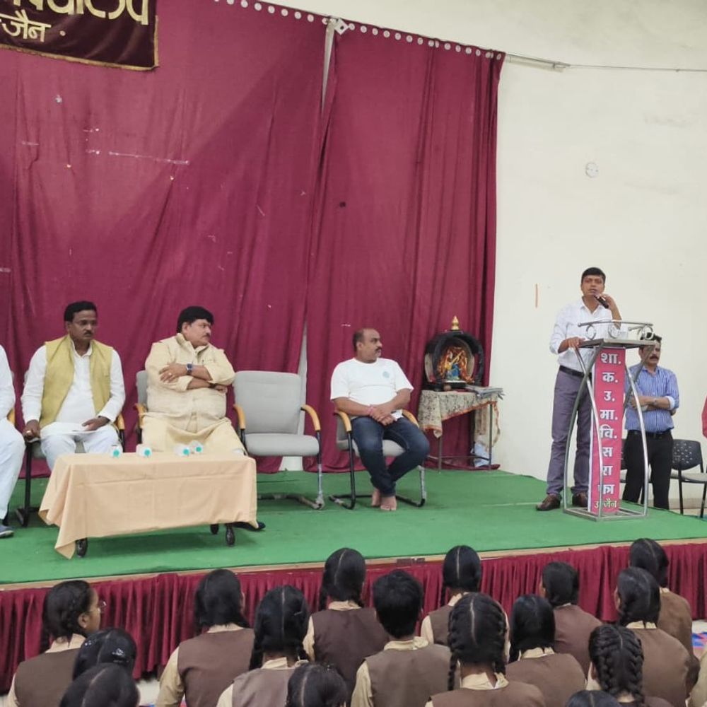 
                 छात्राओं के प्रदर्शन के बाद प्रशासन का फैसला बदला:उज्जैन का सराफा गर्ल्स स्कूल दाऊदखेड़ी शिफ्ट नहीं होगा; 165 छात्राओं ने छोड़ा था स्कूल 
            