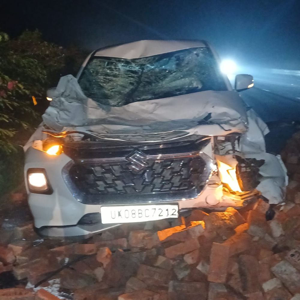 गंगा एक्सप्रेसवे पर भीषण हादसा, 7 लोग घायल:ट्रैक्टर-ट्रॉली पलटने के बाद कार टकराई, पति-पत्नी समेत मजदूर हुए घायल