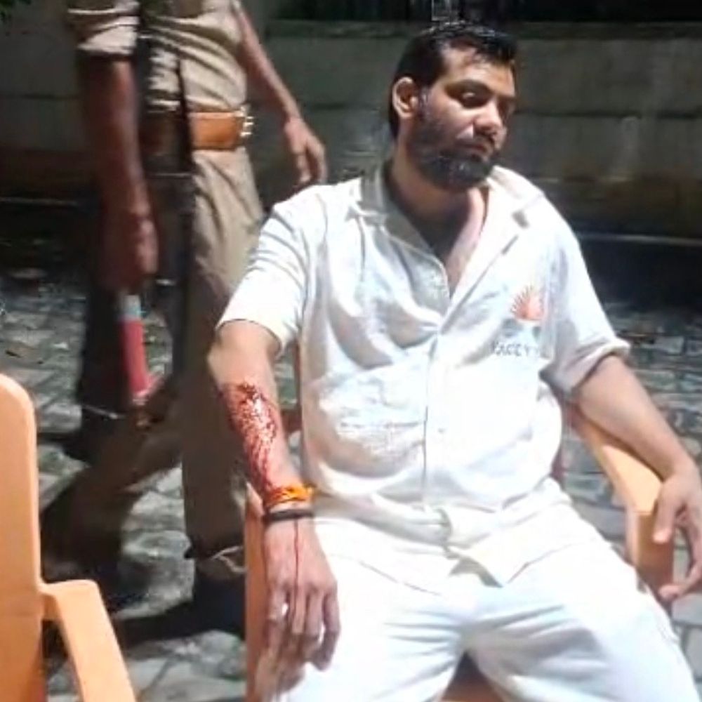 हरदोई में तहरीर देने जा रहे लोगों पर की फायरिंग:पाली में युवक के हाथों में लगी गोली, मेडिकल कॉलेज रेफर