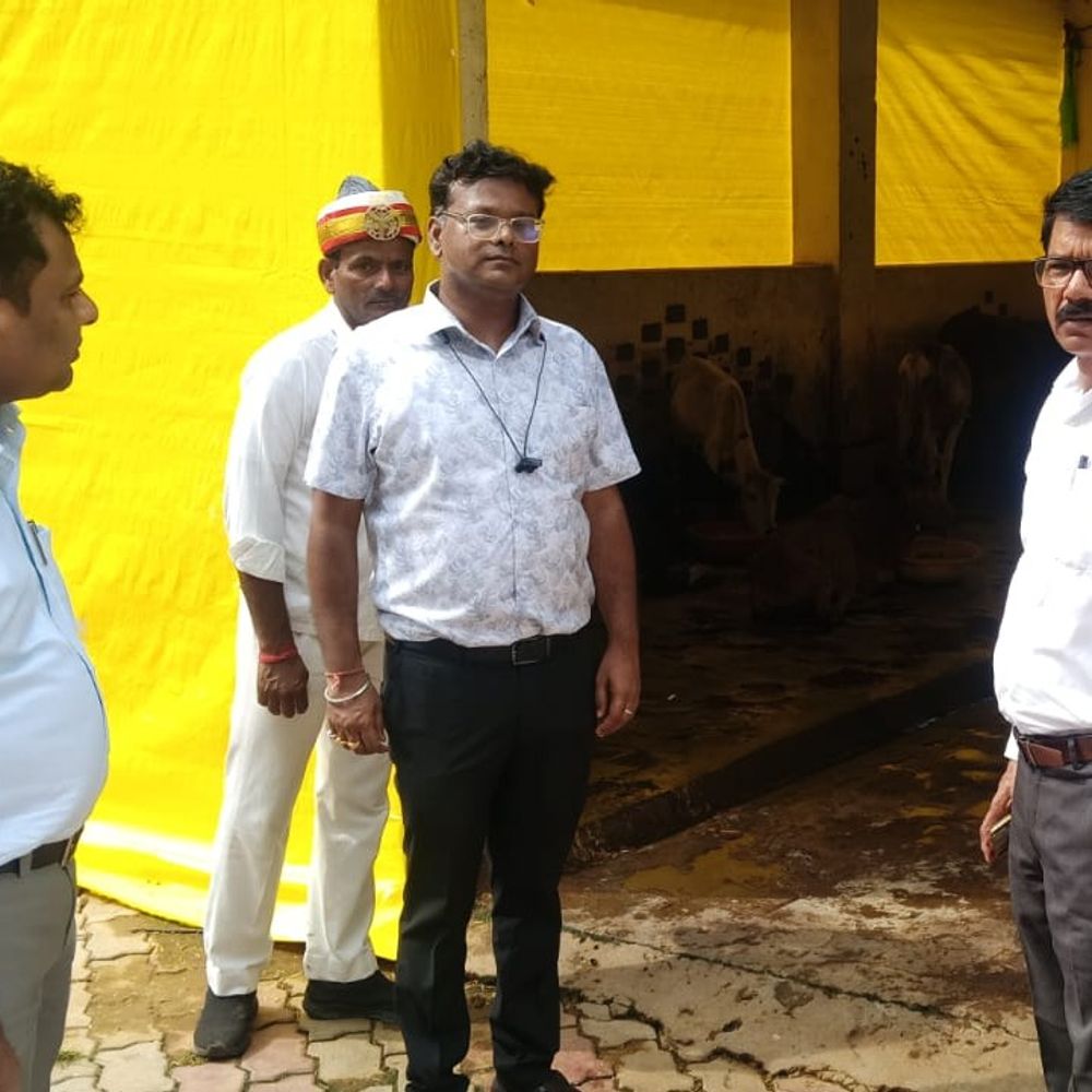 संतकबीरनगर की कान्हा गौशाला में पहुंचे एडीएम-एसडीएम:अधिकारियों ने व्यवस्थाओं में सुधार के दिए निर्देश, कार्रवाई की चेतावनी