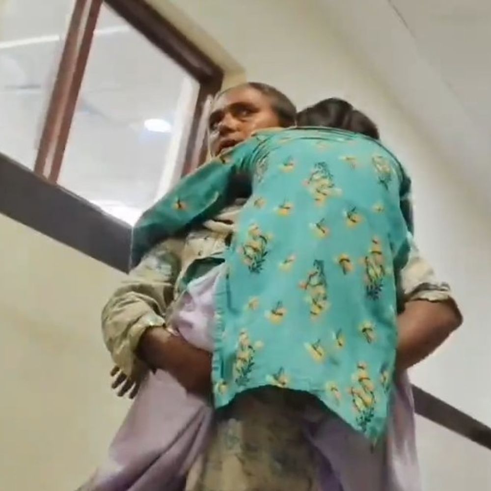 GMCH में बच्चे को कंधे पर उठाकर भटकती रही मां:बेतिया में 800 करोड़ से हॉस्पिटल का निर्माण, महिला को स्ट्रेचर नहीं मिला