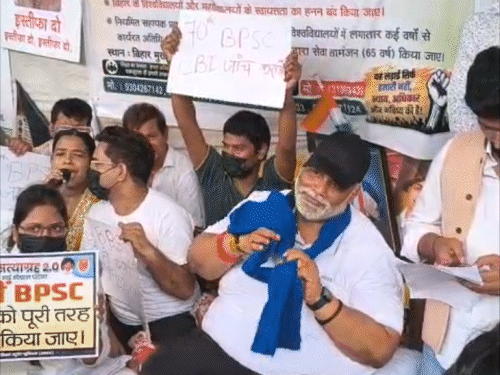 पुराने पैटर्न पर हो TRE-4, पटना में छात्रों का सत्याग्रह:कल तेजस्वी यादव का राजभवन मार्च; लालू बोले- सरकार सुनती नहीं, AK-47 चलवाती है
