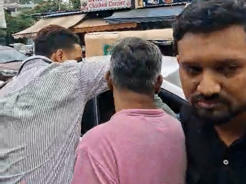 
                 टैक्सी हड़ताल पर आज तय होगी आगे की दिशा:बोर्ड ऑफिस चौराहे पर धरना; इसके बाद परिवहन मंत्री से मिलेंगे यूनियन पदाधिकारी 
            
