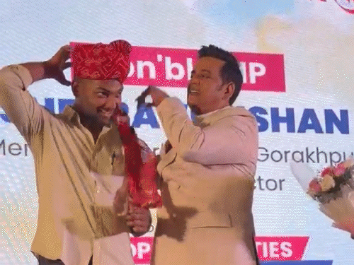 जयपुर में राजस्थानी गाने पर नाचे एक्टर रवि किशन:स्टूडेंट्स संग मस्ती की, बोले- पत्नी कहती है घर से बाहर निकलते ही वायरल हो जाएंगे