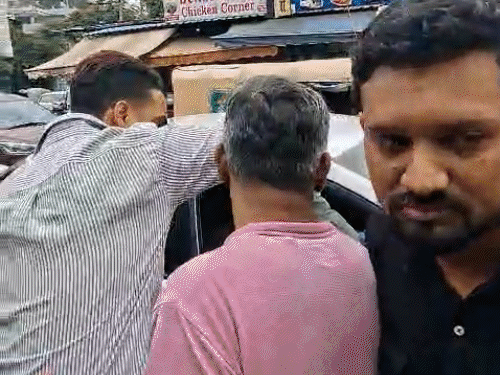 
                 भोपाल में टैक्सी हड़ताल से यात्री परेशान:रेलवे स्टेशन पर कैब नहीं मिली, ऑटो चालक मांग रहे डेढ़ से दो गुना किराया 
            