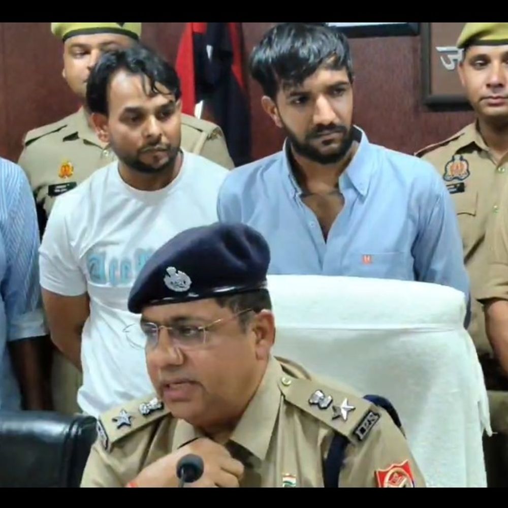 शामली में ‘गंजा गैंग’ के दो सदस्य गिरफ्तार:3 पिस्टल-1 रिवॉल्वर समेत 10 अवैध हथियार बरामद, स्विफ्ट डिजायर कार और कारतूस भी मिले
