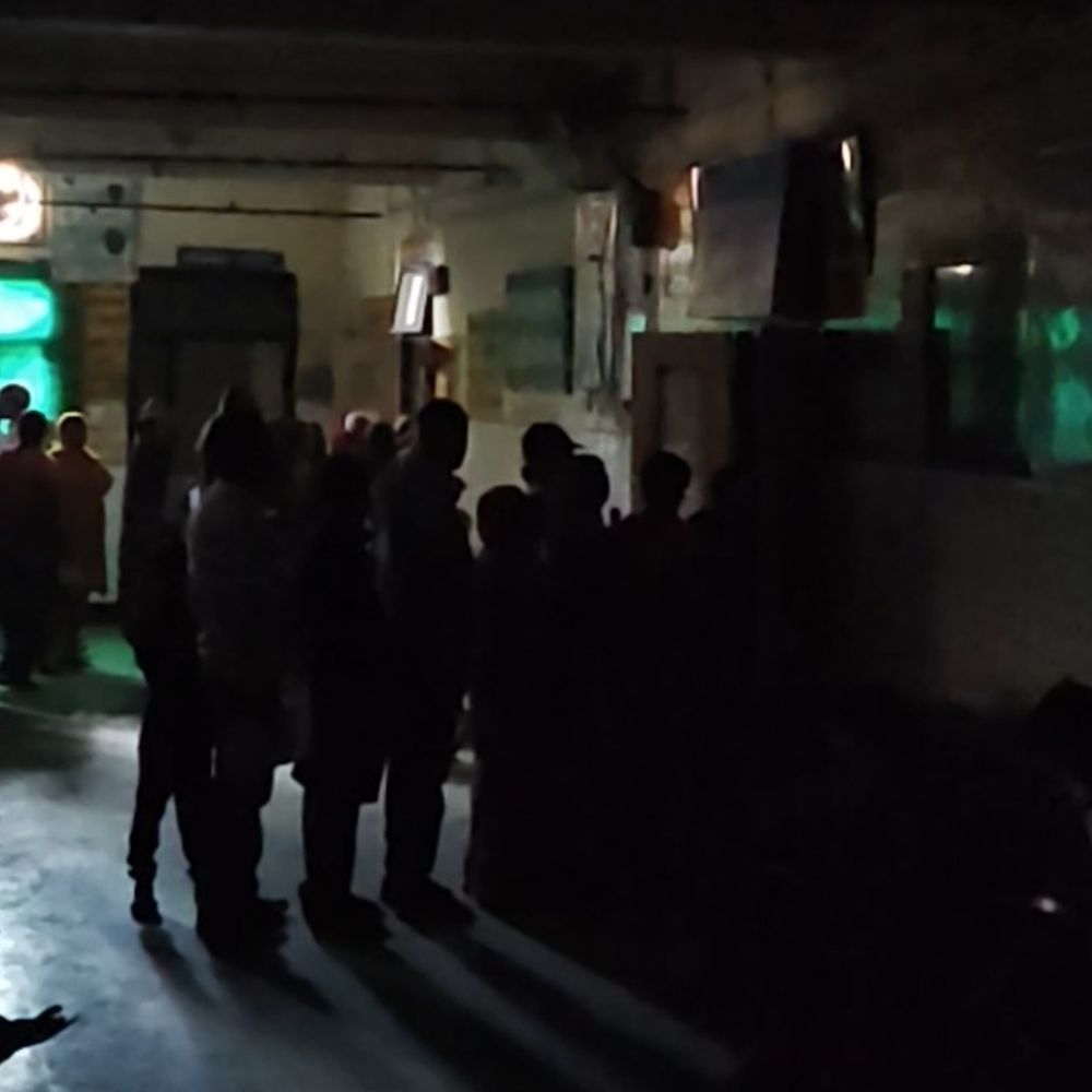 हाथरस में जिला अस्पताल की बिजली गुल:मरीज और उनके तीमारदार परेशान, अस्पताल में छाया अंधेरा