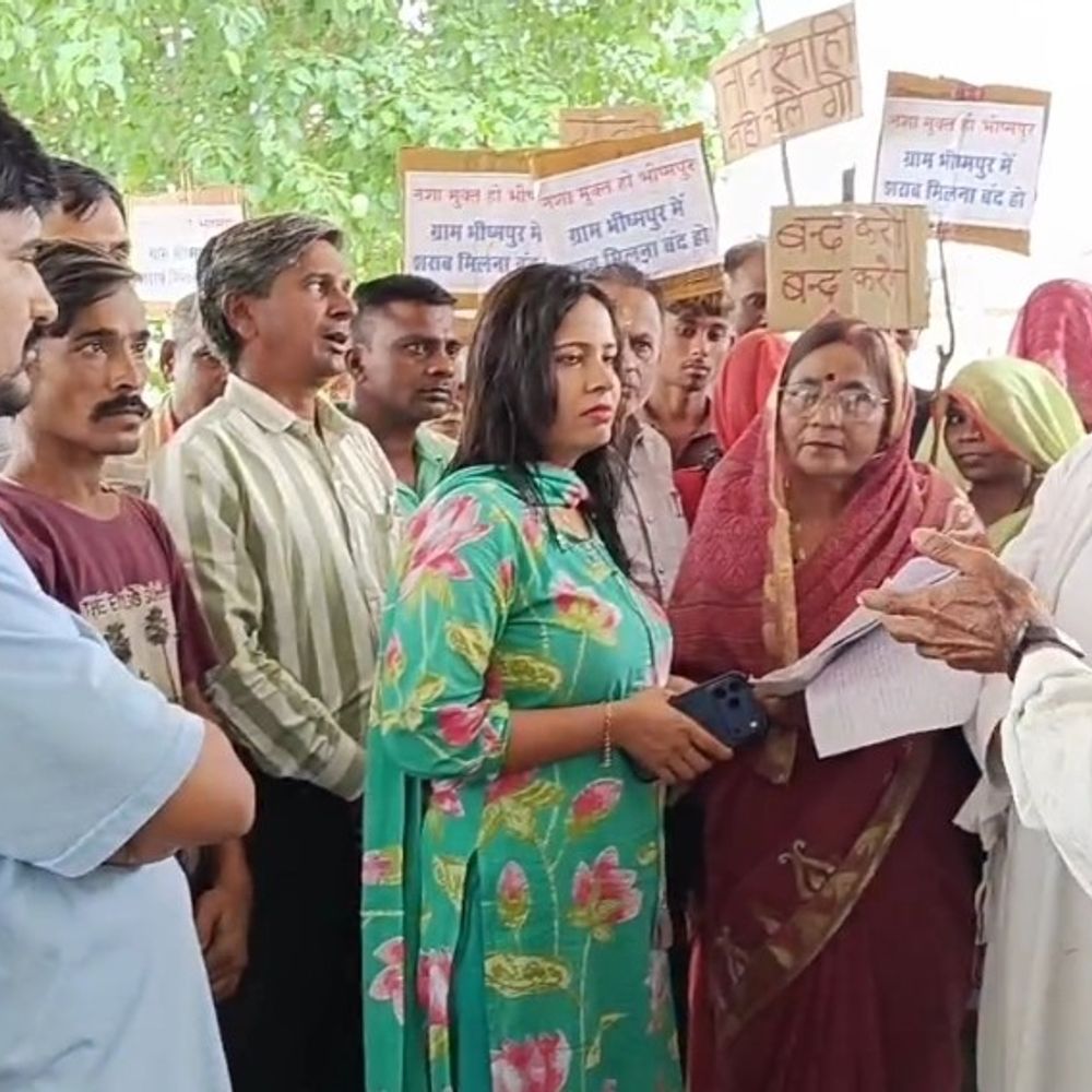 मैहर में नशे के खिलाफ ग्रामीणों का प्रदर्शन:SDM-TI को ज्ञापन सौंपा, हाथ में तख्तियां लेकर महिलाएं हुईं शामिल