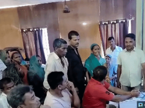 दरभंगा में मंत्री के सामने आवास योजना को लेकर हंगामा:सहयोग शिविर में शामिल हुए रामचंद्र प्रसाद, लोगों ने कहा- योजना का लाभ नहीं मिल रहा
