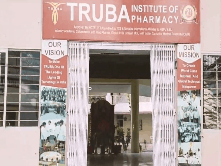 
                 भोपाल में दो कश्मीरी छात्रों को धमकी:बोले- कश्मीरी मुस्लिम हैं इसलिए जबरन खाली करा रहे पीजी; जम्मू-कश्मीर स्टूडेंट्स एसोसिएशन ने सीएम से मांगी मदद 
            