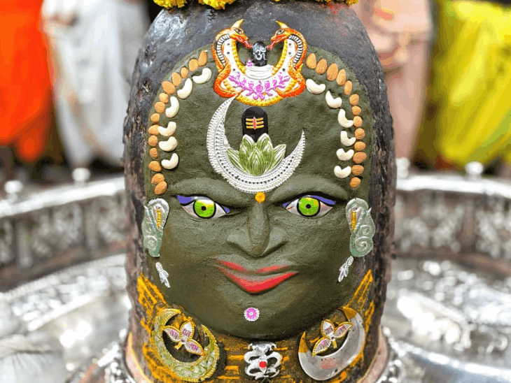 
                 सोमवार को रात तीन बजे खुले महाकाल मंदिर के पट:पंचामृत अभिषेक के बाद भस्म से हुआ विशेष श्रृंगार,शेषनाग का रजत मुकुट-पुष्पों की मालाएं पहनाईं 
            