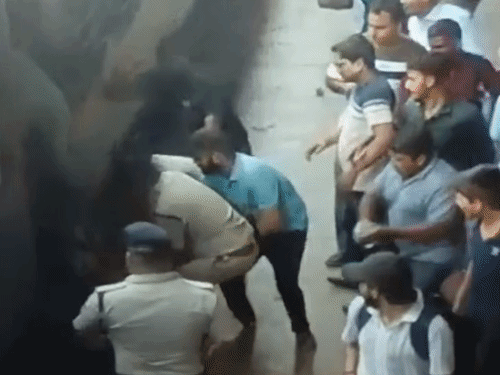 
                 महाकाल दर्शन करने आई महिला ट्रेन से फिसली-VIDEO:प्लेटफार्म और ट्रेन के बीच फंसी, आरपीएफ के जवानों ने बचाई जान 
            