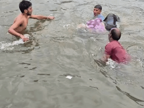 
                 रामघाट पर डूबती युवती को होमगार्ड जवान ने बचाया-VIDEO:रामघाट पर स्नान करते समय गहरे पानी में चली गई, डूबते देख जवान ने लगा दी छलांग 
            