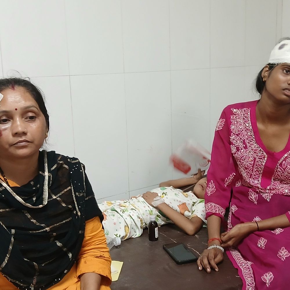 कन्नौज में आगरा-लखनऊ एक्सप्रेसवे पर खड़े ट्रक से टकराई बस:5 गंभीर घायल, करीब 30 यात्री थे सवार; चालक को झपकी आने से हादसा