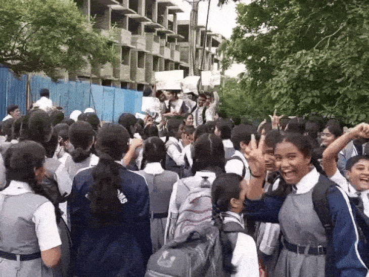 
                 भोपाल में पहली बार ‘जेन अल्फा प्रोटेस्ट’:रीजनल स्कूल के 300-400 छात्र सड़क पर उतरे, बोले- DMS को केवी में मर्ज नहीं होने देंगे 
            