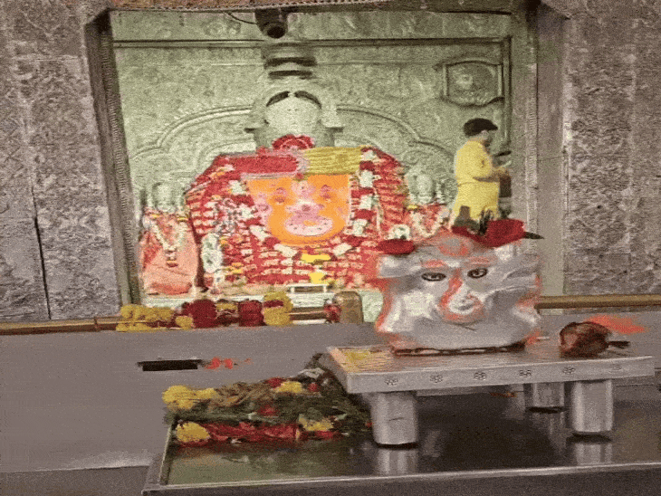 
                 खजराना गणेश मंदिर की दानपेटियों से निकले ₹ 1.81 करोड़:मार्च से 46 लाख रुपए ज्यादा दान; 4 CCTV कैमरों और वीडियोग्राफी से हुई काउंटिंग 
            