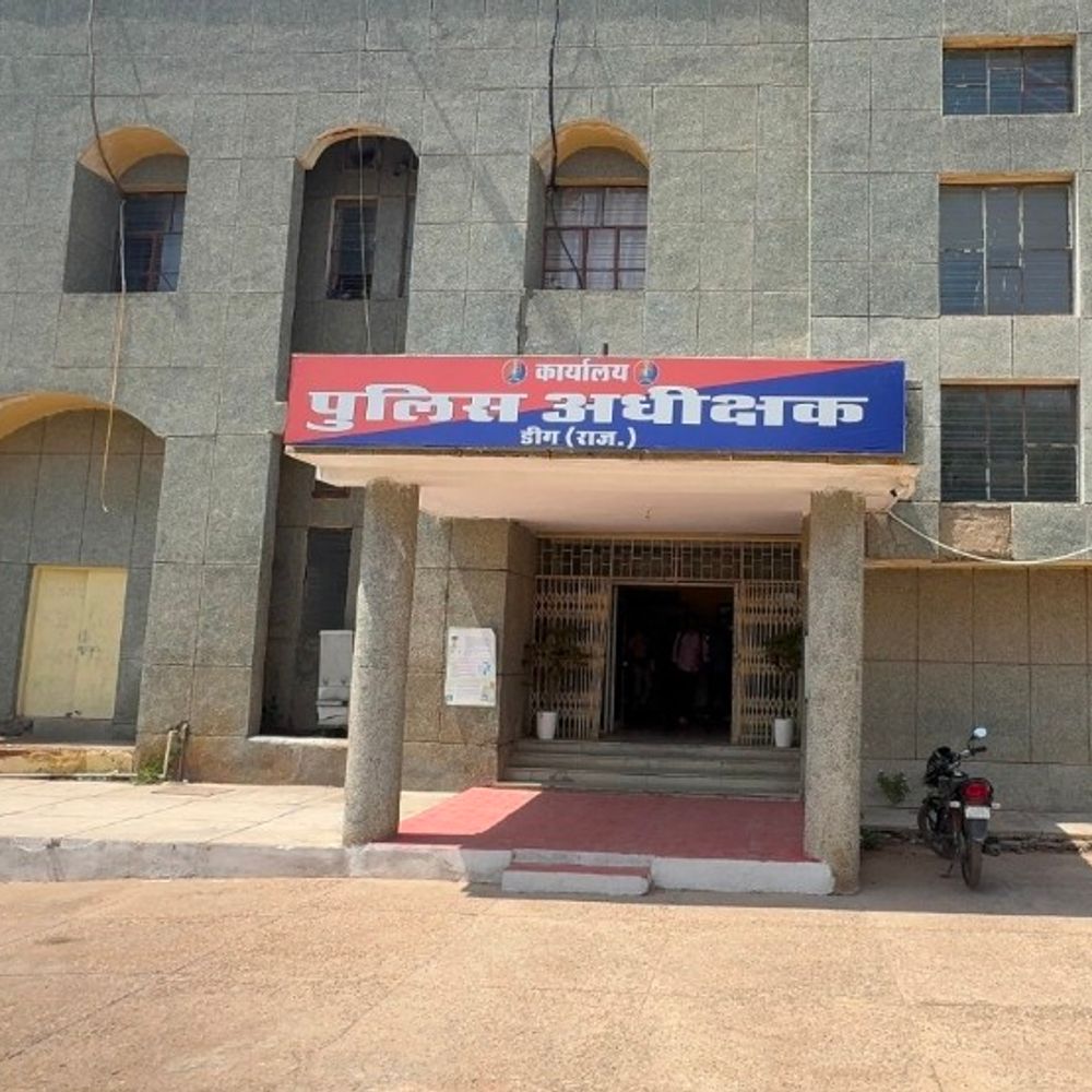 डीग में 2 दिन में 45 साइबर ठग गिरफ्तार:26 मोबाइल, 49 फर्जी सिम जब्त, 2 बाइक भी बरामद