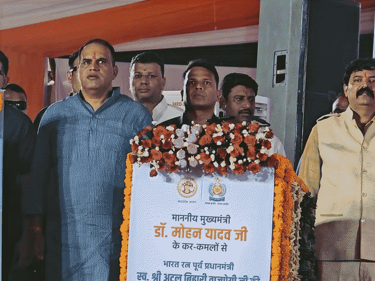 
                 इंदौर में CM के मंच से लौटे भाजपा प्रदेश महामंत्री:गौरव रणदिवे बोले- पद का प्रोटोकॉल करना चाहिए; नगर अध्यक्ष ने कहा- उन्हें यात्रा में जाना था 
            