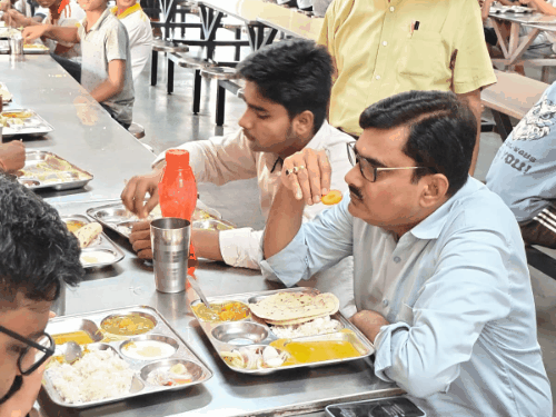 जेन अल्फा के प्रदर्शन के बाद स्कूल पहुंचे कमिश्नर:अटल आवासीय विद्यालय में छात्रों के साथ खाना खाया; 15 दिन में होगा 8 शिक्षकों का चयन
