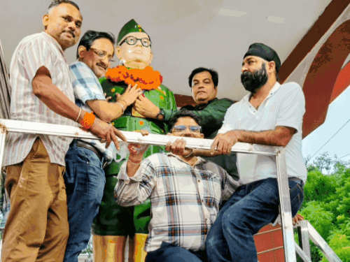 सुभाष चन्द्र बोस की पुण्यतिथि पर BJP का स्वच्छता अभियान:कानपुर में प्रतिमा पर मल्यार्पण किया,बोले- नेताजी का जीवन देशभक्ति और त्याग की प्रेरणा