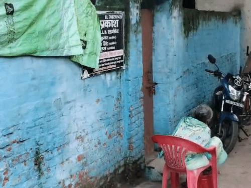 चमनगंज के अछूतानंद पार्क में 40 साल से कब्जा:माली के लिए बना था कमरा, तीसरी पीढ़ी ने 200 गज में बनाया अवैध निर्माण