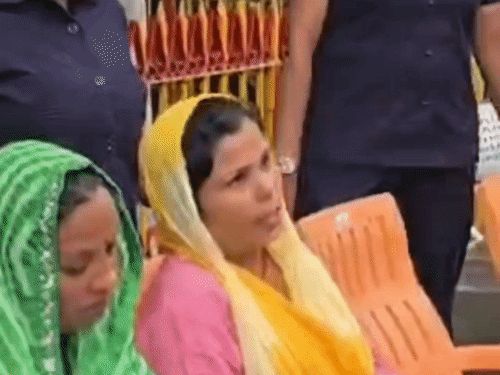महिला की शिकायत पर सीएम योगी का एक्शन:जनता दरबार में लेखपाल-कानूनगो को निलंबित करने के दिए निर्देश