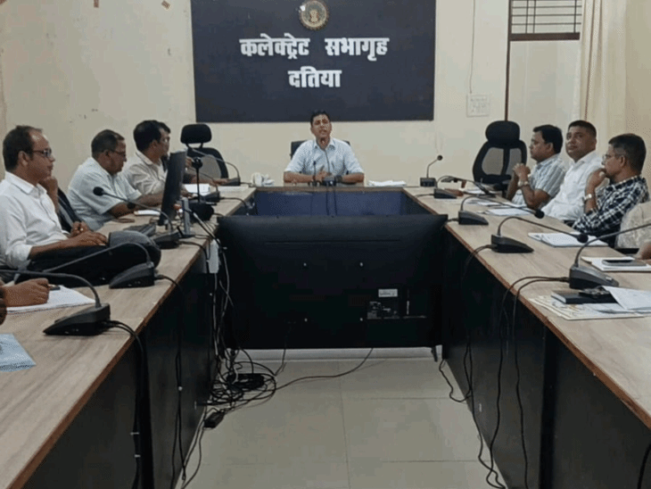 दतिया कलेक्टर ने तहसीलदार से कहा- आप बाहर जाइए:फार्मर ID पेंडेंसी पर अफसरों में बहस; तहसीलदार बोले- नियम से करेंगे काम