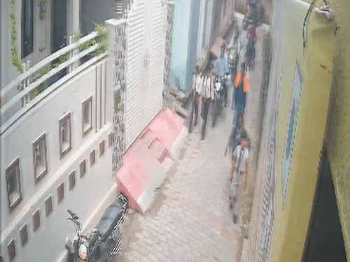 झांसी में महिला का मंगलसूत्र छीनकर भागा बदमाश, VIDEO:स्कूल से बेटे को लेकर घर आ रही थी, 10 घंटे बाद मुठभेढ़ में दोनों अरेस्ट