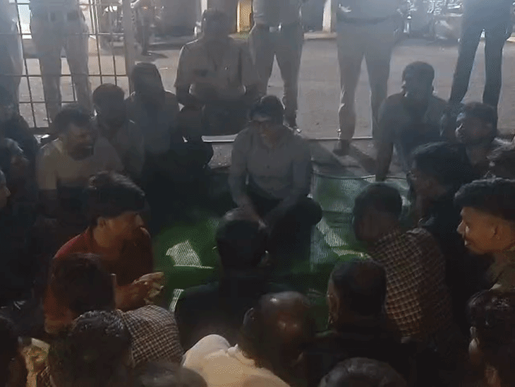 
                 शिक्षक भर्ती के अभ्यर्थियों के साथ जमीन पर बैठे आयुक्त:बोले- कोर्ट के फैसले तक करें इंतजार; 1 हजार उम्मीदवार नौकरी से वंचित हैं 
            
