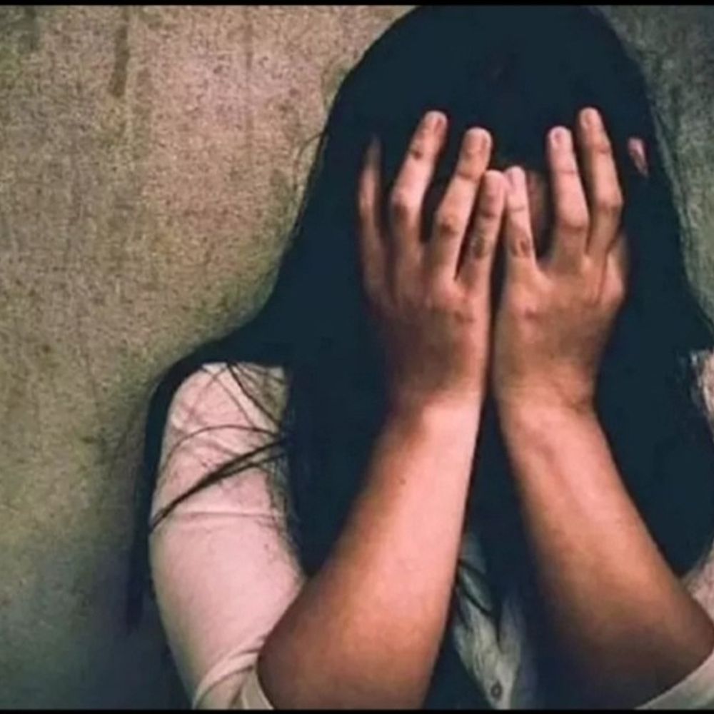 बाथरूम की खिड़की से छिपकर बनाया महिलाओं के वीडियो:लखनऊ में 14 साल का लड़का पकड़ा गया, मोबाइल में मिली क्लिप