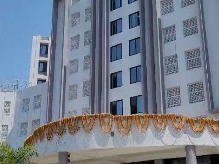 
                 भोपाल निगम परिषद की मीटिंग आज, हंगामे के आसार:जनहित का एक भी मुद्दा शामिल नहीं; विपक्ष बोला- सड़कें खुदी पड़ी, इस पर चर्चा क्यों नहीं? 
            