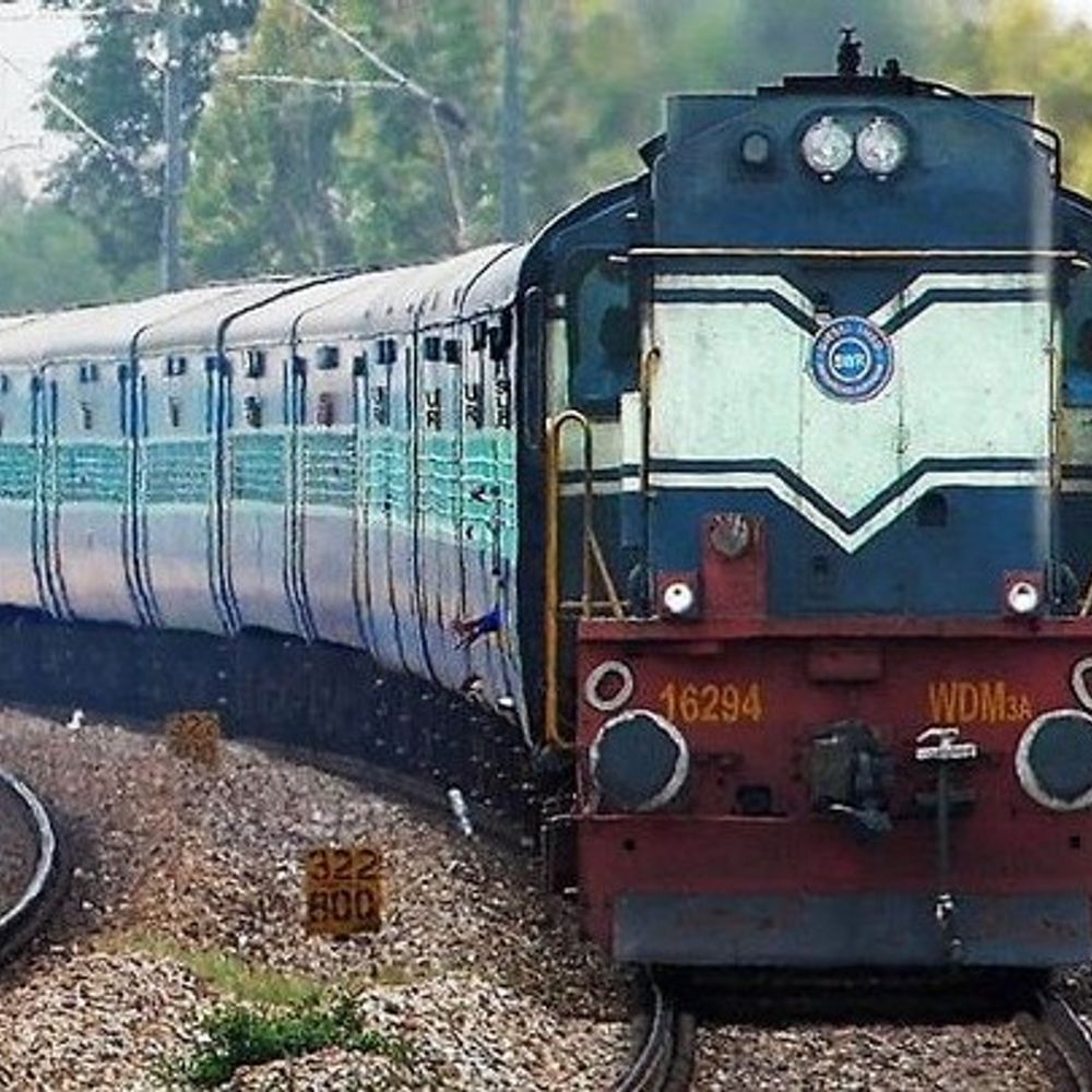 
                 छुट्टियों से पहले ट्रेनों में कंफर्म सीटों का संकट:अवंतिका में स्लीपर की वेटिंग 490 पार, इंदौर-मुंबई, दौंड-दिल्ली जाने वाली ट्रेनों में लंबी वेटिंग 
            
