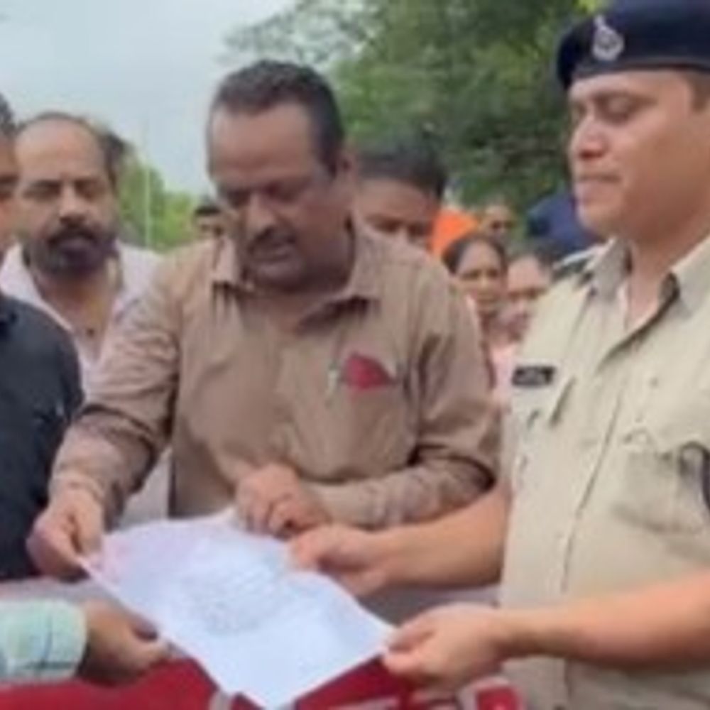 
                 महंगाई भत्ते-CPCT के विरोध में कर्मचारियों ने किया प्रदर्शन:नारेबाजी कर विरोध जताया और जल्द कैशलेस हेल्थ स्कीम लागू करने की मांग की 
            