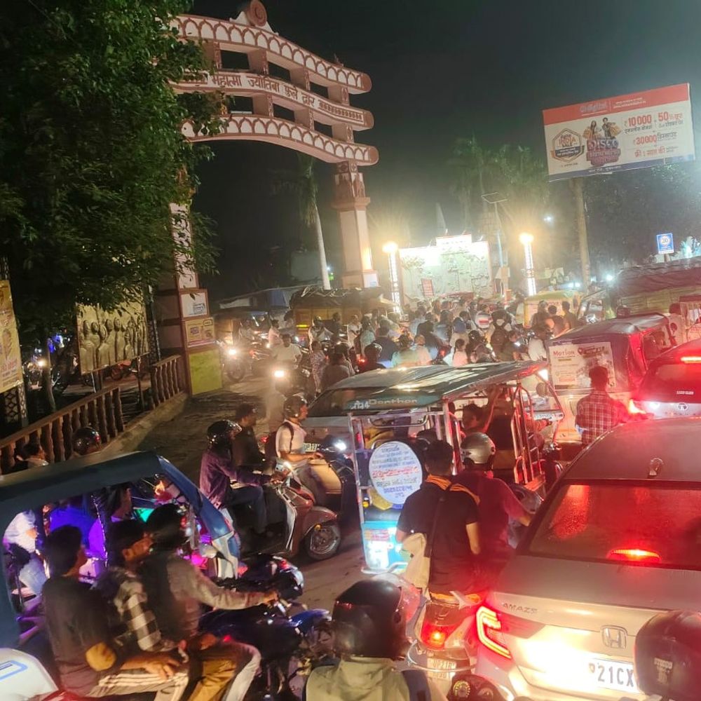 मुरादाबाद में भीषण जाम,4 किमी तक वाहनों की कतारें:लाकड़ी चौराहे पर ट्रैफिक कंट्रोल में फेल साबित हो रही यातायात पुलिस