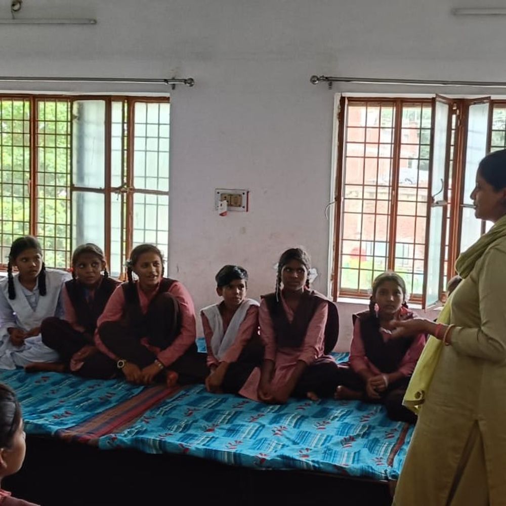 शिकायत के बाद डीएम ने कस्तूरबा विद्यालय का निरीक्षण किया:फतेहपुर में छात्राओं से संवाद कर जानीं समस्याएं, साफ-सफाई के निर्देश दिए