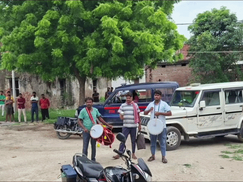 टॉप 10 के अपराधी की 20 लाख की संपत्ति कुर्क:मकान के दरवाजे पर लगाई गई सील, 2016 से 2024 तक 13 गंभीर मुकदमों में है आरोपी