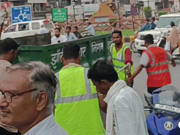झांसी में नगर निगम ने हटाया अतिक्रमण:एक किलोमीटर तक जो भी काउंटर, होर्डिंग, बोर्ड रास्ते में आए जब्त किए