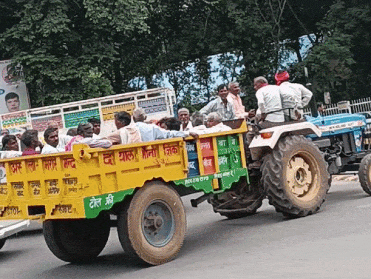 झांसी के रेलवे DRM ऑफिस में धरने पर बैठे ग्रामीण:बोले-पटरी बिछाने के लिए जमीन ले ली,अब रास्ता नहीं दे रहे, ट्रेन से करेंगे आत्महत्या