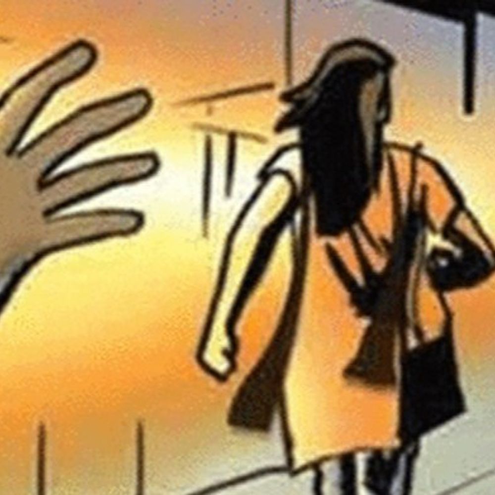 
                 रतलाम में 10वीं की छात्रा से टीचर ने की छेड़छाड़:पूछा- 'किसी लड़के को दोस्त बनाया है?', पॉक्सो एक्ट में मामला दर्ज 
            