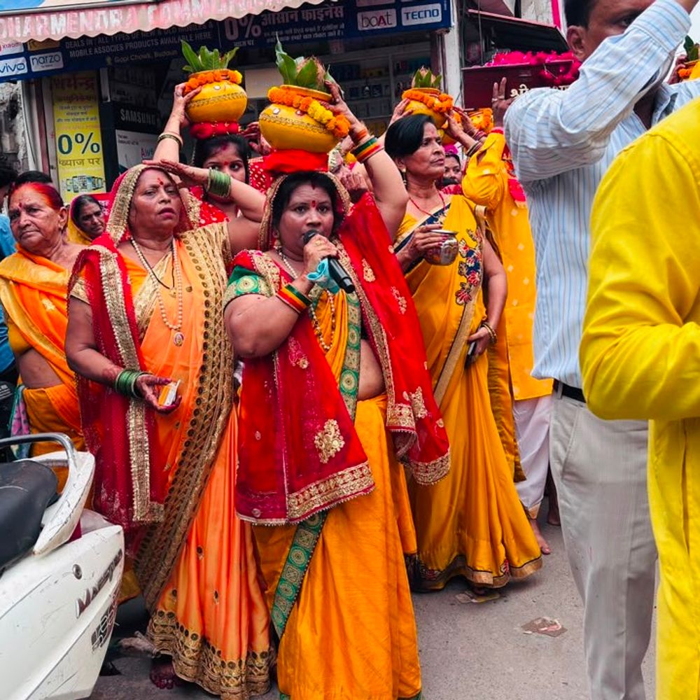 बदायूं में श्रीमद्भागवत कथा का शुभारंभ:साहू धर्मशाला में कलश यात्रा के बाद वृंदावन के व्यास ने किया वाचन