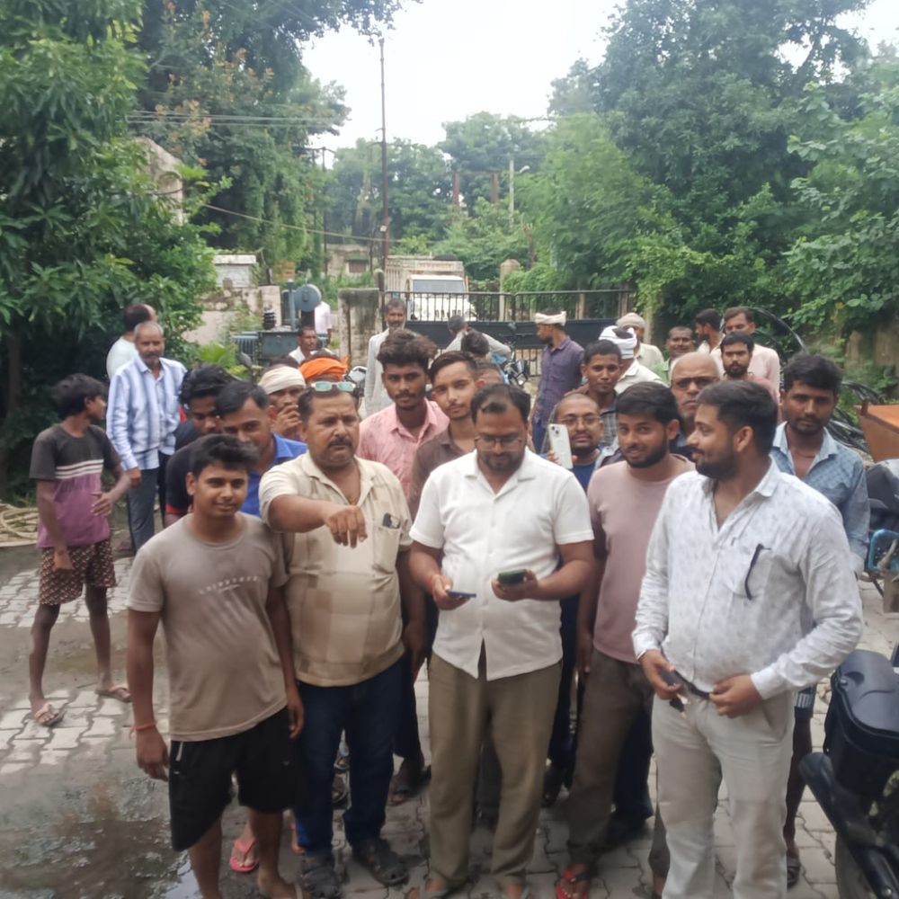 इटर्रा में बिजली-सड़क समस्या, ग्रामीणों ने अधिकारियों से की शिकायत:घाटमपुर तहसील और एसडीओ कार्यालय पहुंचकर मिला समाधान का आश्वासन